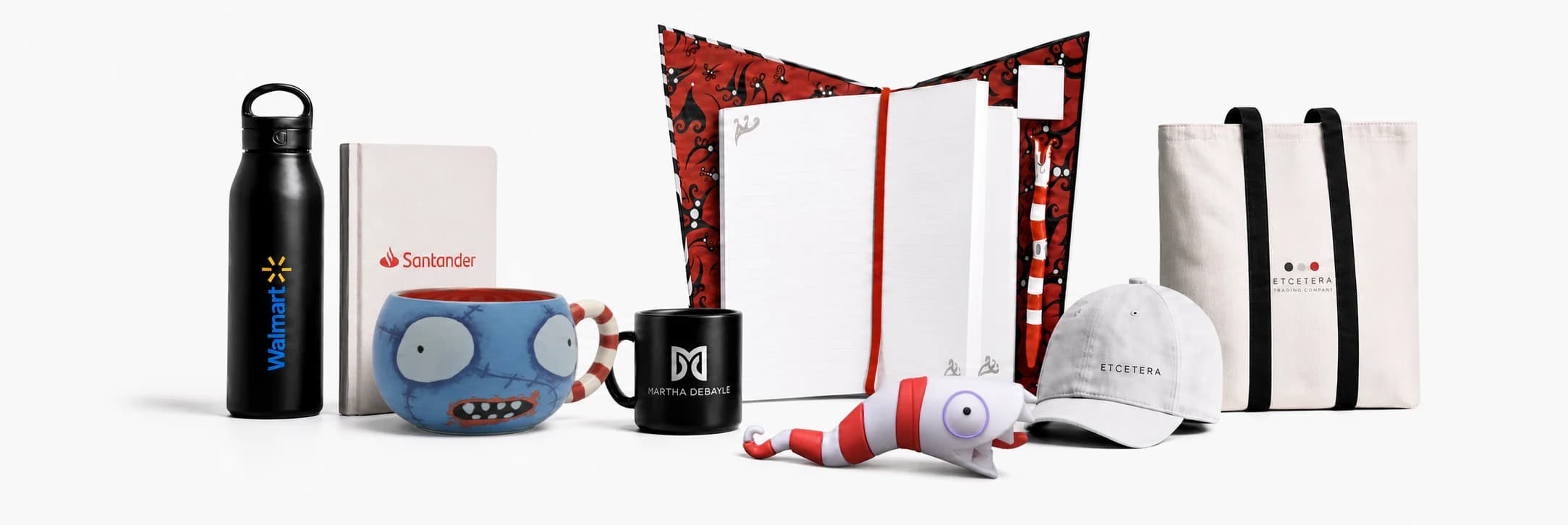 Selección de productos producidos por ETC con taza y USB Tim Burton integrados en fotografía de estudio